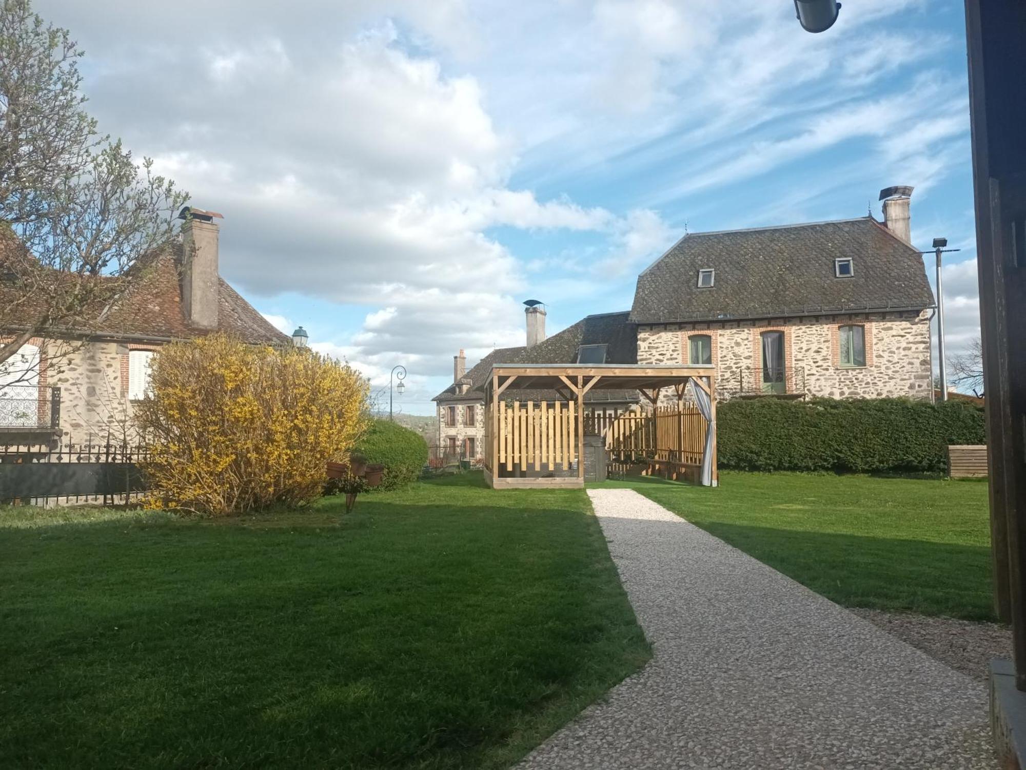 Le Miraillet, Gite Saint-Illide ภายนอก รูปภาพ
